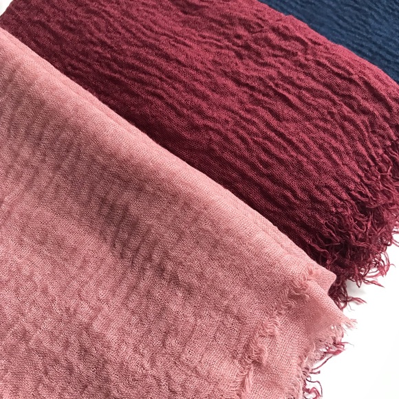 Collection of 3 Crinkled scarfs. - Picture 2 of 2